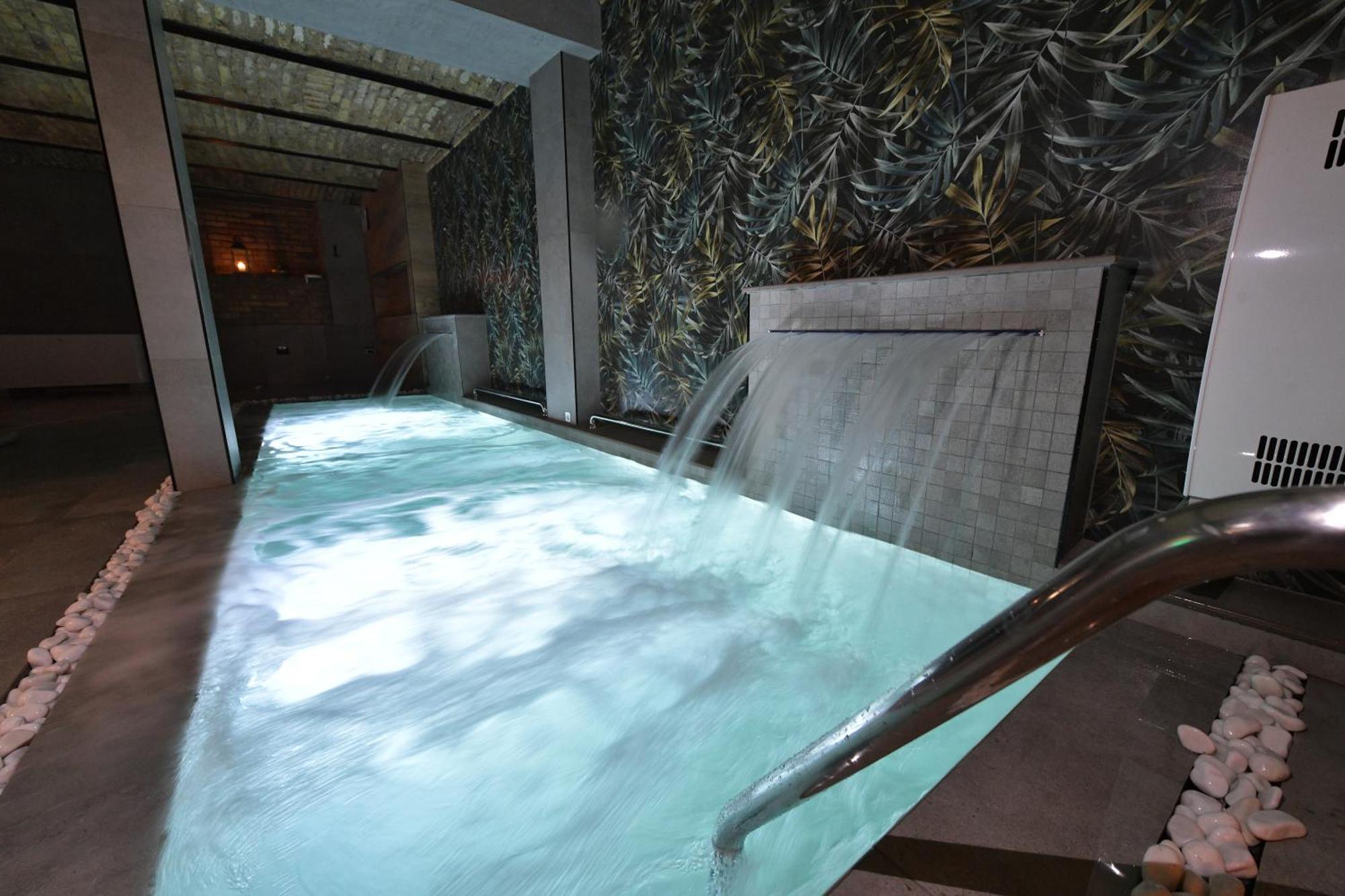 Royal Wellness And Spa Ruma Bagian luar foto